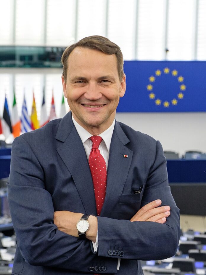 Reakcja Radosława Sikorskiego na zatrzymanie Roberta Bąkiewicza w Niemczech wywołała spore poruszenie