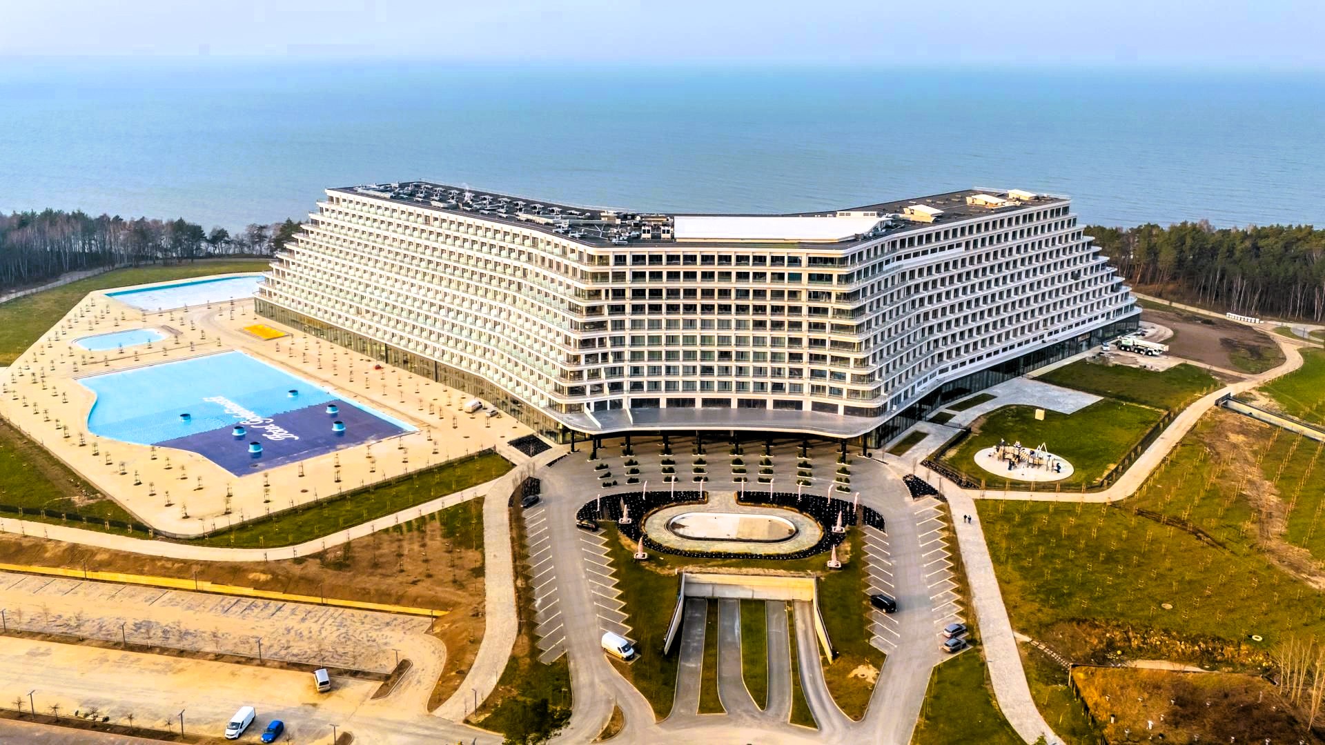 Panika tuż przy granicy – potężny kompleks budzi przerażenie – to hotel w Pobierowie