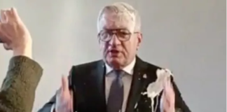 Słodka sprawiedliwość: Prezydent Poznania dostaje ciastem w pysk za zniszczenie Osiedla Maltańskiego