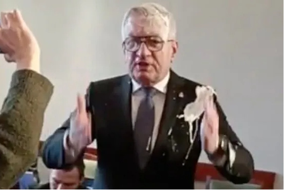 Słodka sprawiedliwość: Prezydent Poznania dostaje ciastem w pysk za zniszczenie Osiedla Maltańskiego