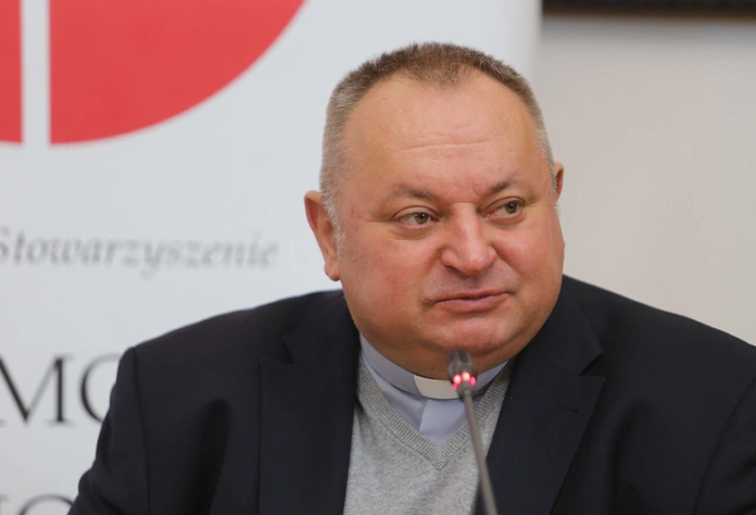 Sutanna parawanem dla złodzieja - ksiądz oszust w akcji ks Waldemar Cisło