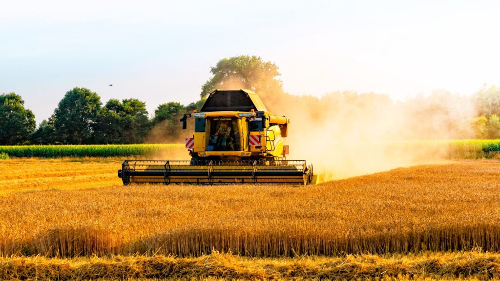 FARMA wielkości pół województwa sprzedana, TAM NA OBIAD JEŹDZI SIĘ HELIKOPTEREM