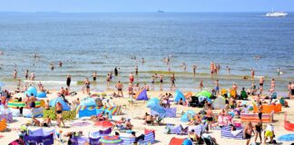 CZESI SZTURMUJĄ POLSKIE PLAŻE I ZOSTAWIAJĄ MILIONY
