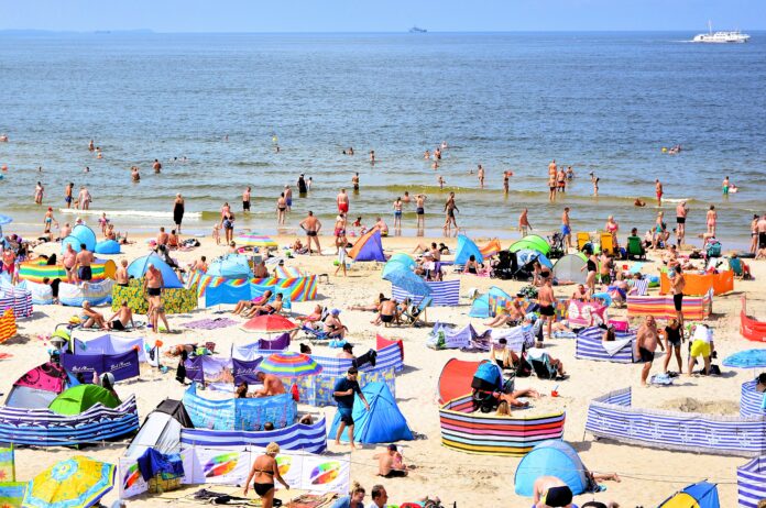 CZESI SZTURMUJĄ POLSKIE PLAŻE I ZOSTAWIAJĄ MILIONY