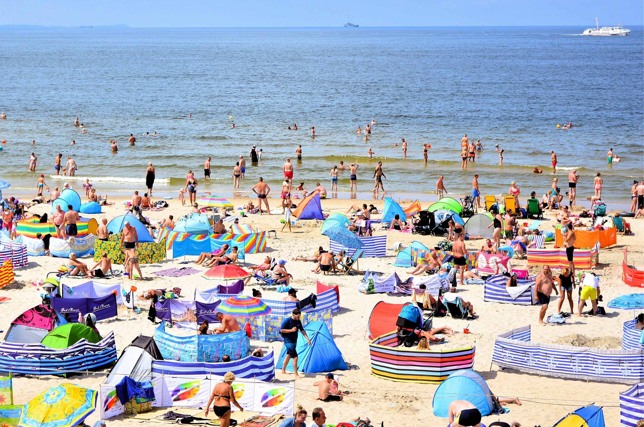 CZESI SZTURMUJĄ POLSKIE PLAŻE I ZOSTAWIAJĄ MILIONY