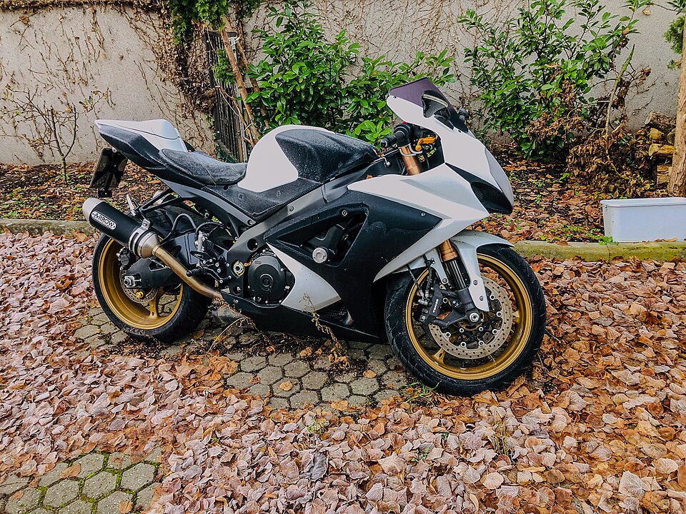 Poważny wypadek w Warszawie: Zderzenie samochodu z motocyklem