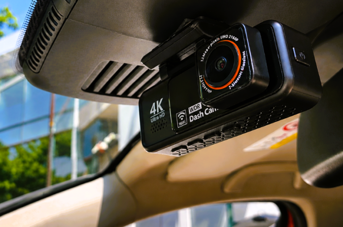 Kamera samochodowa z GPS na wyjazd – dlaczego warto mieć ją w podróży?