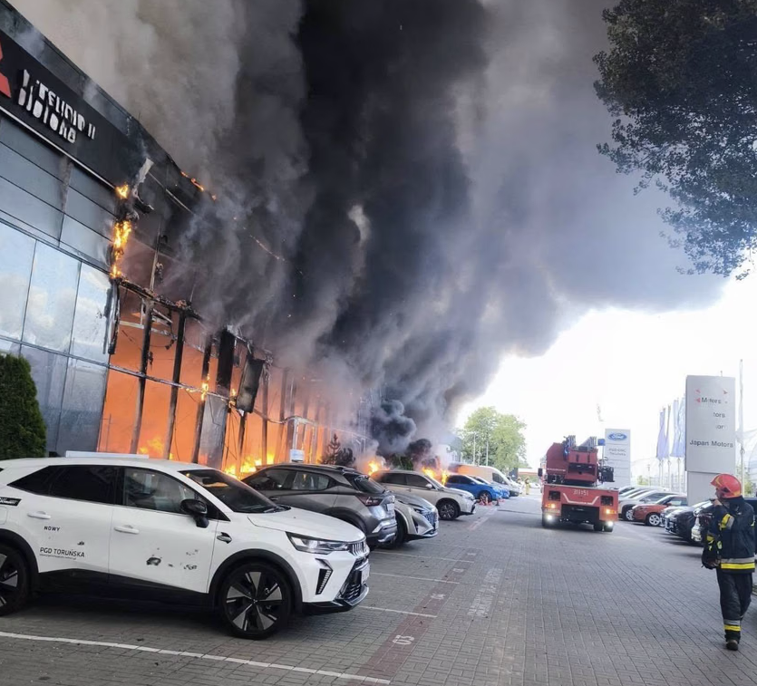 Pożar salonu samochodowego PGD Warszawa Bródno