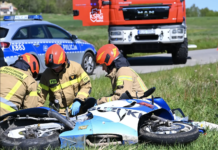 Poważny wypadek w Warszawie: Zderzenie samochodu z motocyklem Poważny wypadek w Warszawie: Zderzenie samochodu z motocyklem Suzuki