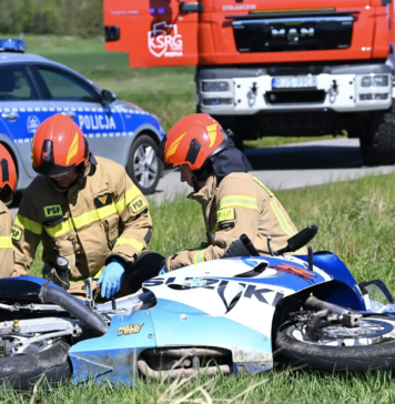 Poważny wypadek w Warszawie: Zderzenie samochodu z motocyklem Suzuki