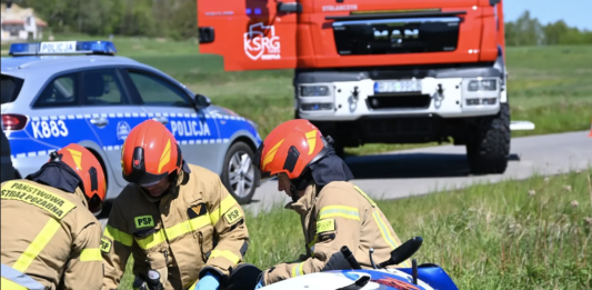 Poważny wypadek w Warszawie: Zderzenie samochodu z motocyklem Suzuki