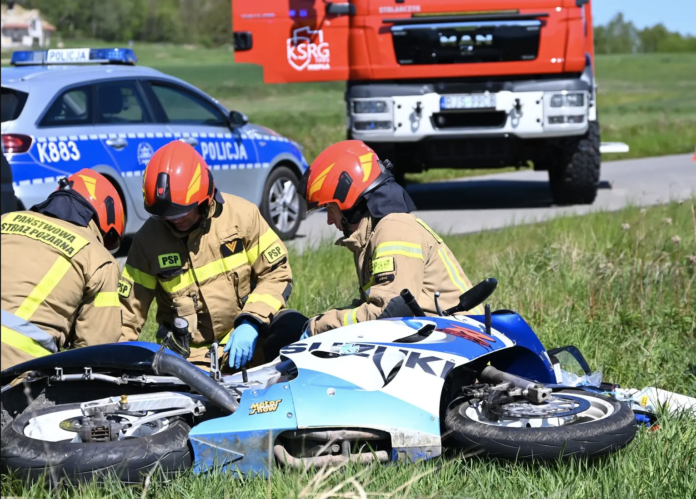 Poważny wypadek w Warszawie: Zderzenie samochodu z motocyklem Suzuki