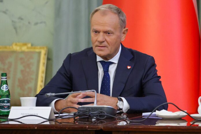 Wyższy VAT na wodę bije po kieszeniach Polaków, podczas gdy słodki syrop ma taryfę ulgową - premier uwielbia Cisowiankę dlatego podwyższył jej podatek