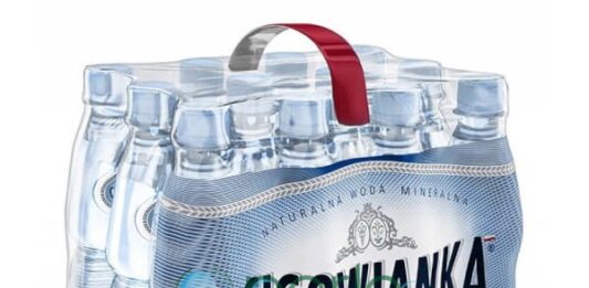 Zakrętki uwiązane do butelek, nielegalna musztarda w saszetkach a teraz zakaz zgrzewek z wodą