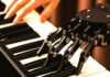 Australia stawia granice AI w muzyce a na zdjęciu pianino iręce pianisty i robota