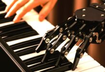 Australia stawia granice AI w muzyce! Utwory z botów znikają z list przebojów Australia stawia granice AI w muzyce a na zdjęciu pianino iręce pianisty i robota