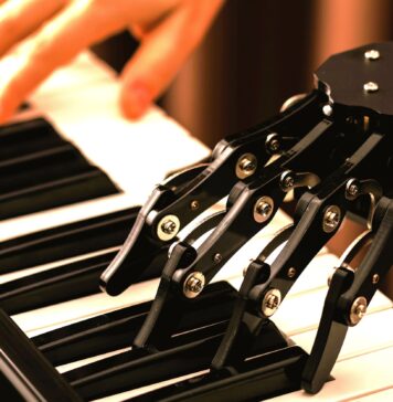 Australia stawia granice AI w muzyce! Utwory z botów znikają z list przebojów Australia stawia granice AI w muzyce a na zdjęciu pianino iręce pianisty i robota