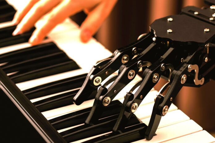 Australia stawia granice AI w muzyce a na zdjęciu pianino iręce pianisty i robota
