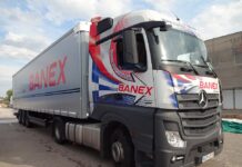 Ciężarówka uderzyła w betonowe bariery w Pruszkowie Ciężarówka uderzyła w betonowe bariery w Pruszkowie