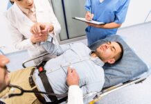 ZAWAŁ SERCA POD ZAMKNIĘTYMI DRZWIAMI IZBY PRZYJĘĆ LUBLIN PATOLOGIA WŁADZ SZPITALA Izba Przyjęć w Lublinie na zdjęciu pacjent z zawałem na noszach obok lekarz