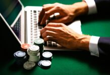 Recenzja Spinamba: gry, bonusy, płatności i funkcje kasyna ręce na klawiaturze laptopa - Recenzja Spinamba: gry, bonusy, płatności i funkcje kasyna