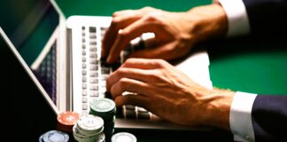 ręce na klawiaturze laptopa - Recenzja Spinamba: gry, bonusy, płatności i funkcje kasyna