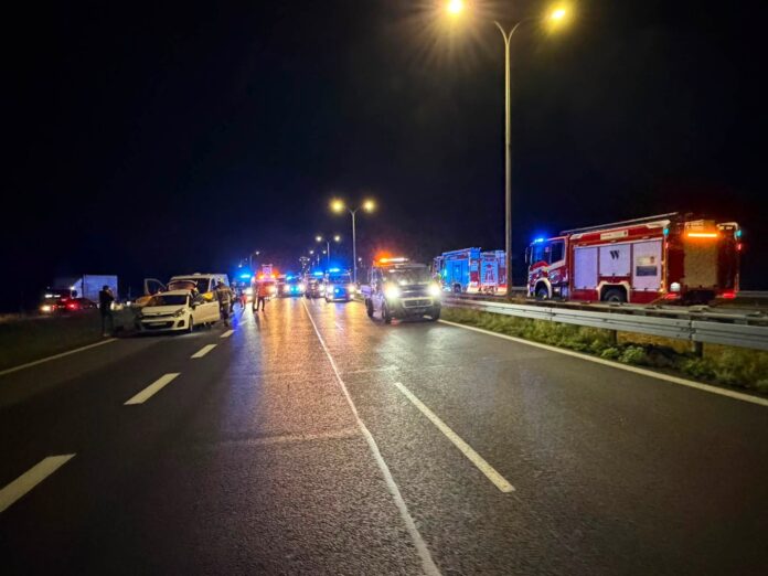 Groźny karambol na trasie S8 pod Wyszkowem – nocny wypadek pięciu aut