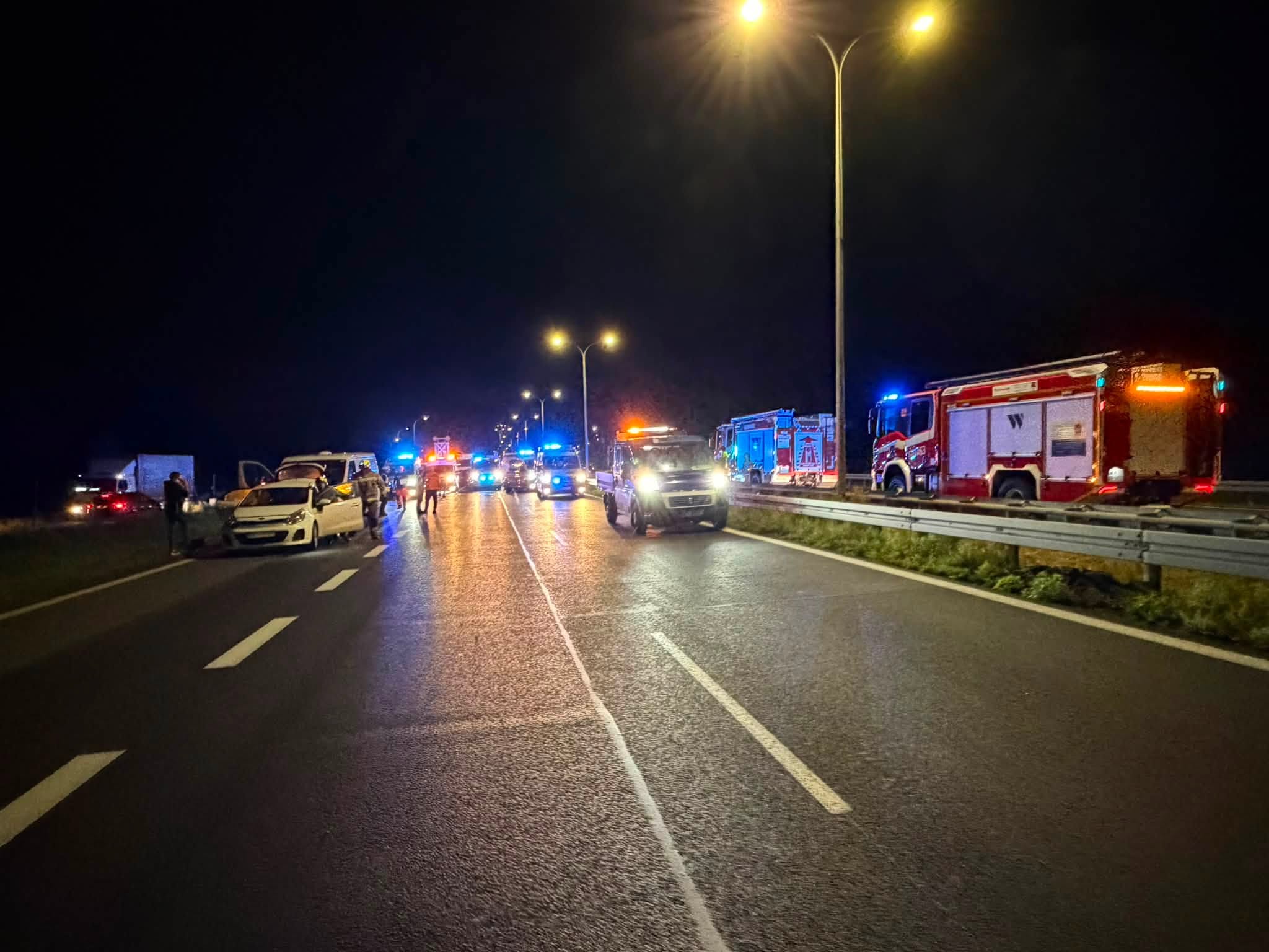 Groźny karambol na trasie S8 pod Wyszkowem – nocny wypadek pięciu aut