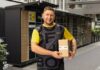 Kurier z paczką - InPost Płaci Rekordowy Podatek! Dlaczego Zagraniczne Koncerny Unikają Płacenia w Polsce?