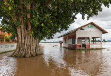 Powódź w Nepalu bilans ofiar rośnie, rząd wpuszcza zagranicznych ratowników