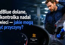 na zdjęciu mechanik pochylony nad autem - - AdBlue dolane, a kontrolka nadal świeci