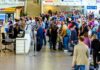 NIEMCY EMIGRUJĄ DO POLSKI! PADŁ REKORD na zdjęciu terminal lotniczy i pasażerowie w kolejce do odprawy