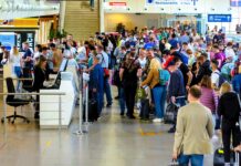 NIEMCY EMIGRUJĄ DO POLSKI! PADŁ REKORD na zdjęciu terminal lotniczy i pasażerowie w kolejce do odprawy
