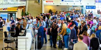 NIEMCY EMIGRUJĄ DO POLSKI! PADŁ REKORD na zdjęciu terminal lotniczy i pasażerowie w kolejce do odprawy