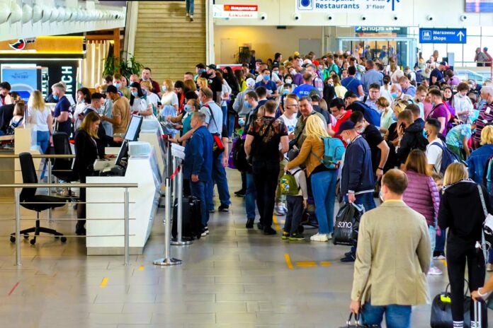 NIEMCY EMIGRUJĄ DO POLSKI! PADŁ REKORD NIEMCY EMIGRUJĄ DO POLSKI! PADŁ REKORD na zdjęciu terminal lotniczy i pasażerowie w kolejce do odprawy