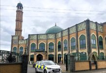 Polacy opuszczają Wielką Brytanię na zdjęciu Centrum Kultury Islamskiej Londyn i radiowóz