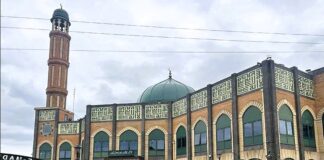 Polacy opuszczają Wielką Brytanię na zdjęciu Centrum Kultury Islamskiej Londyn i radiowóz