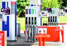 na zdjęciu dystrybutor na stacji orlen - paliwo po 8zł