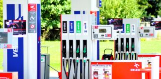 na zdjęciu dystrybutor na stacji orlen - paliwo po 8zł