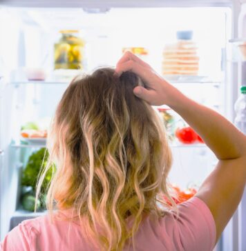 Wielki Test Jakości Jedzenia 8 – oszukane produkty spożywcze! Sklepowa patologia w Twojej lodówce – np. miazga drzewna w serze – zafałszowana żywność na zdjęciu otwarta lodówka a w niej - oszukane produkty spożywcze! Sklepowa patologia w Twojej lodówce