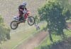 Niebezpieczna szarża 14-latków na motocyklach crossowych w Kostkowie