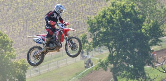 Niebezpieczna szarża 14-latków na motocyklach crossowych w Kostkowie