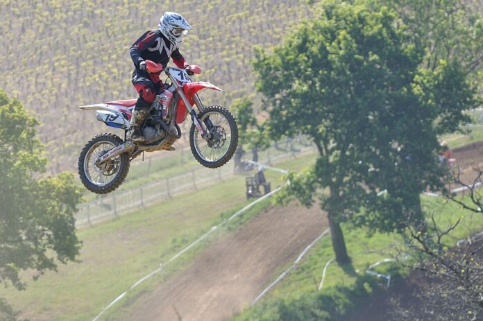 Niebezpieczna szarża 14-latków na motocyklach crossowych w Kostkowie