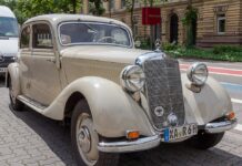 Niezwykła kolizja Mercedes z 1938 roku rozbity w Warszawie