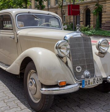 Niezwykła kolizja: Mercedes z 1938 roku rozbity w Warszawie Niezwykła kolizja Mercedes z 1938 roku rozbity w Warszawie