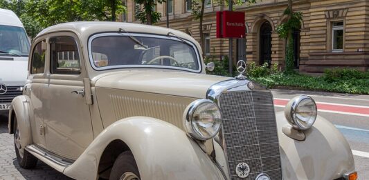 Niezwykła kolizja Mercedes z 1938 roku rozbity w Warszawie