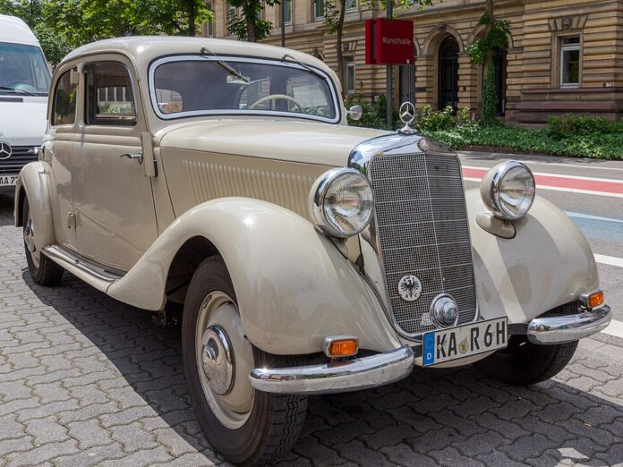 Niezwykła kolizja Mercedes z 1938 roku rozbity w Warszawie