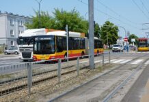 Zderzenie autobusu z tramwajem w Warszawie na Białołęce