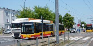 Zderzenie autobusu z tramwajem w Warszawie na Białołęce Zderzenie autobusu z tramwajem w Warszawie na Białołęce