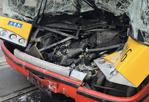 Zderzenie autobusu z tramwajem w Warszawie na Białołęce
